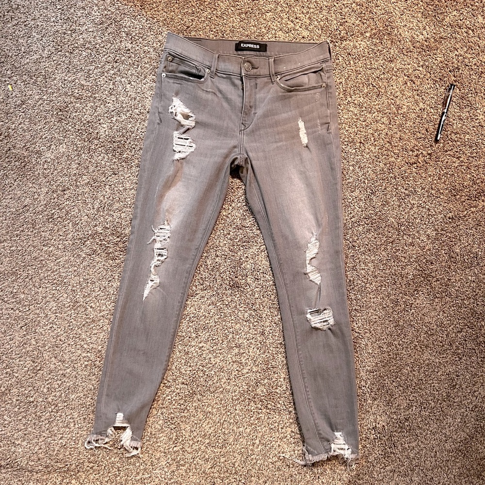 Mid-rise, ankle jegging with raw hem